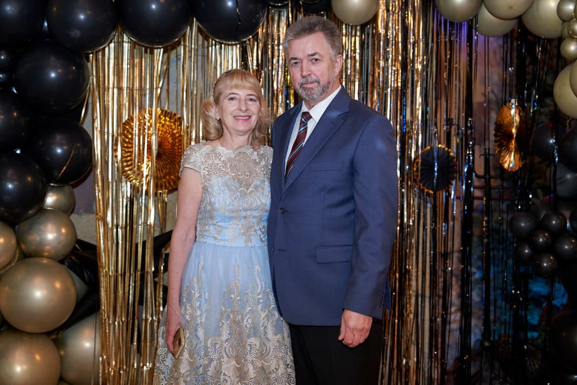 Bal seniorów w stylu lat 80. w restauracji Letniej przy wrocławskim zoo.