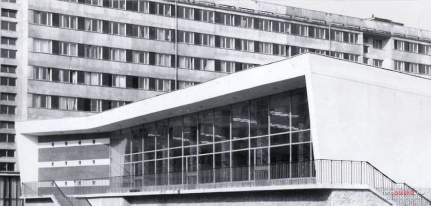 Dwudziestolatka na pl. Grunwaldzkim ze stoł&oacute;wką studencką