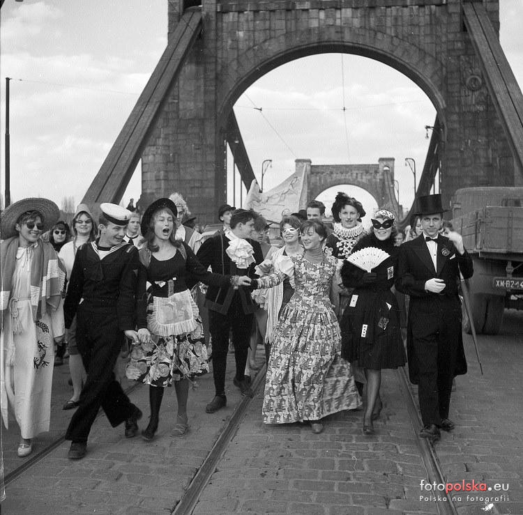 Poch&oacute;d Juwenaliowy na moście Grunwaldzkim