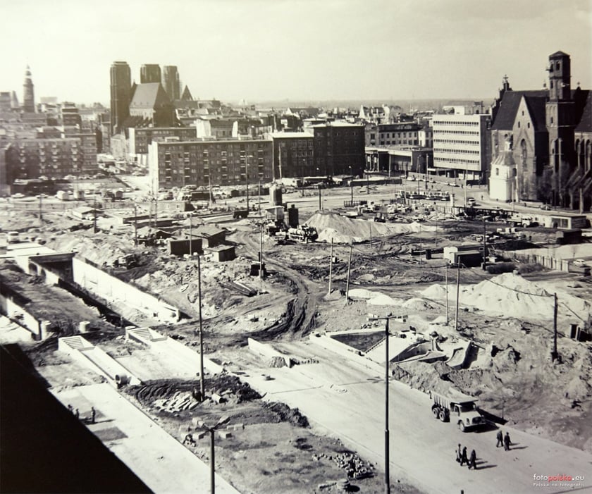 Przebudowywany właśnie &oacute;wczesny plac Feliksa Dzierżyńskiego - budowane są właśnie podziemne przejazdy na Oławskiej