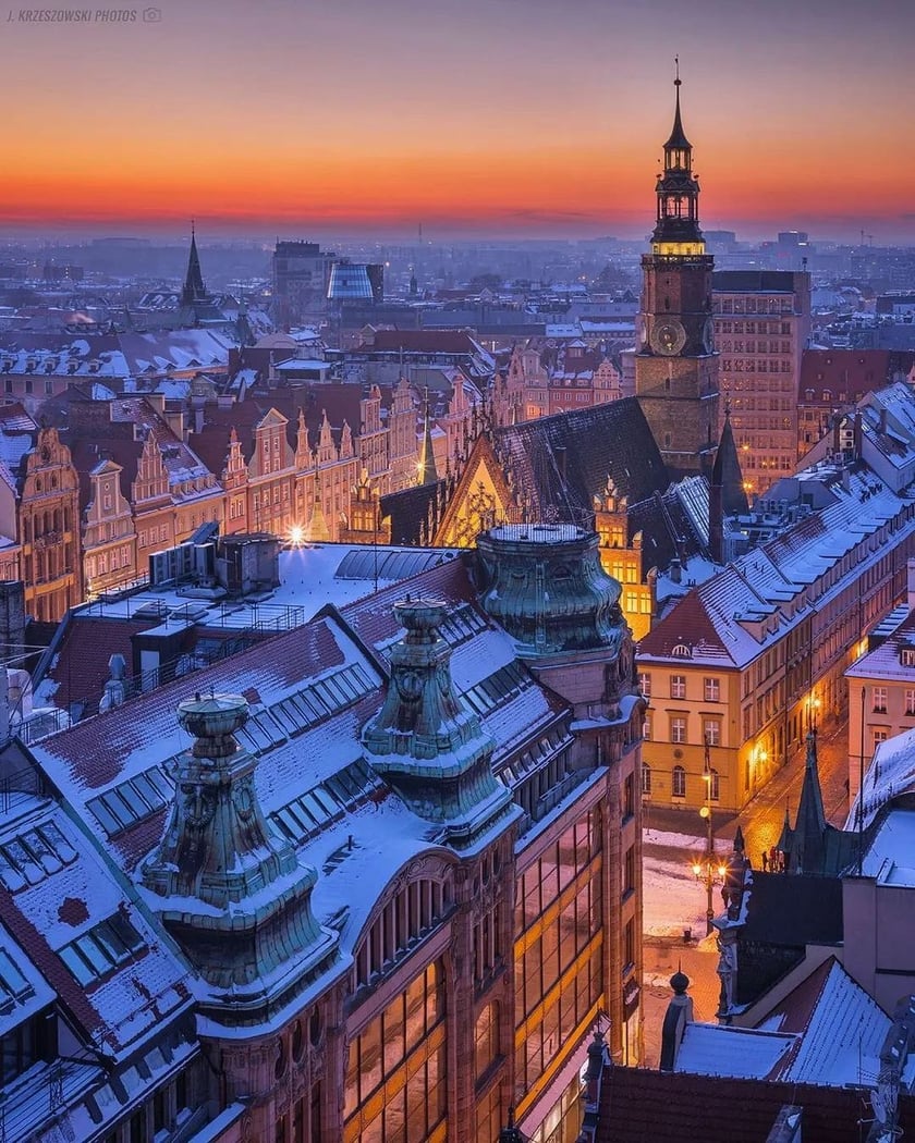 Ośnieżone dach Starego Miasta