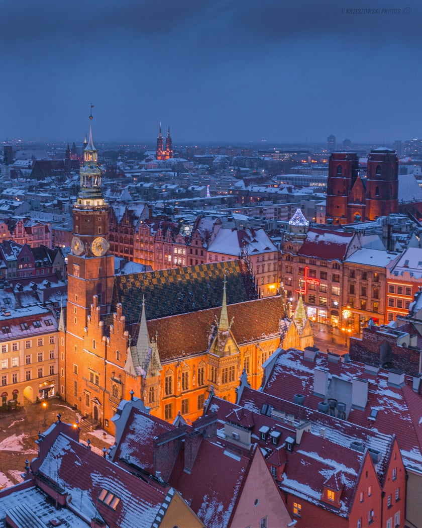 Na pierwszym planie Ratusz, z tyłu katedra Marii Magdaleny i panorama miasta