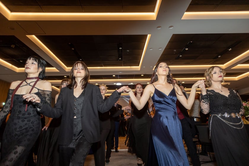 Studni&oacute;wka uczni&oacute;w&nbsp;klas maturalnych XIII LO im. Aleksandra Fredry we Wrocławiu