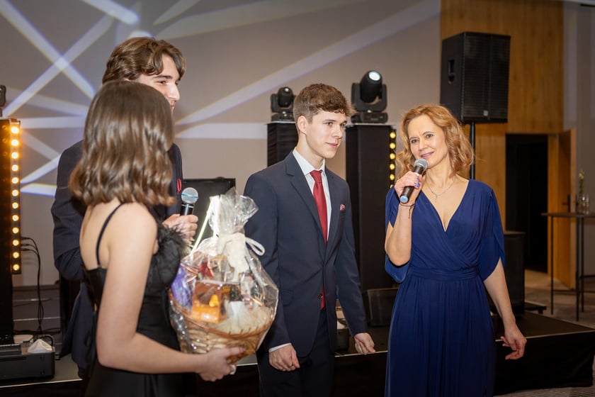 Studni&oacute;wka uczni&oacute;w&nbsp;klas maturalnych XIII LO im. Aleksandra Fredry we Wrocławiu