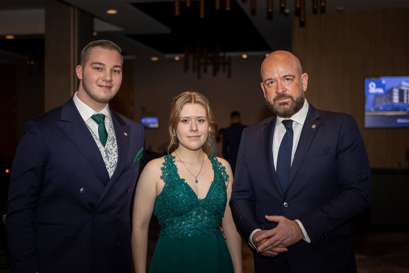 Studni&oacute;wka uczni&oacute;w&nbsp;klas maturalnych XIII LO im. Aleksandra Fredry we Wrocławiu