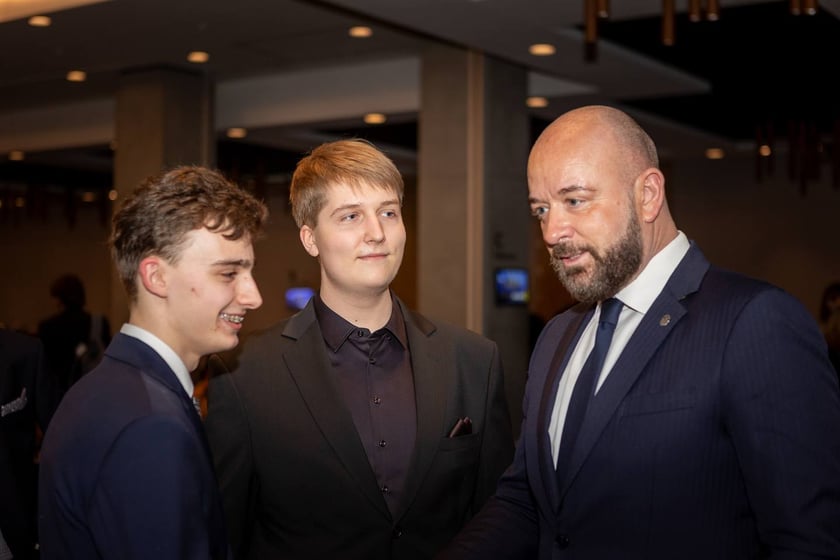 Studni&oacute;wka uczni&oacute;w&nbsp;klas maturalnych XIII LO im. Aleksandra Fredry we Wrocławiu