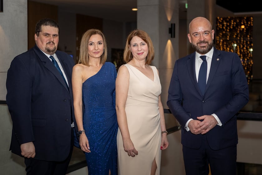 Studni&oacute;wka uczni&oacute;w&nbsp;klas maturalnych XIII LO im. Aleksandra Fredry we Wrocławiu