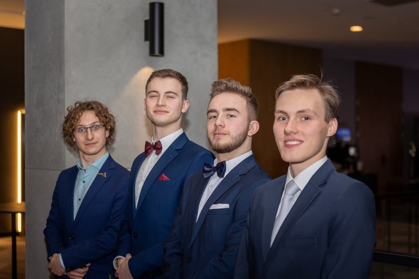 Studni&oacute;wka uczni&oacute;w&nbsp;klas maturalnych XIII LO im. Aleksandra Fredry we Wrocławiu