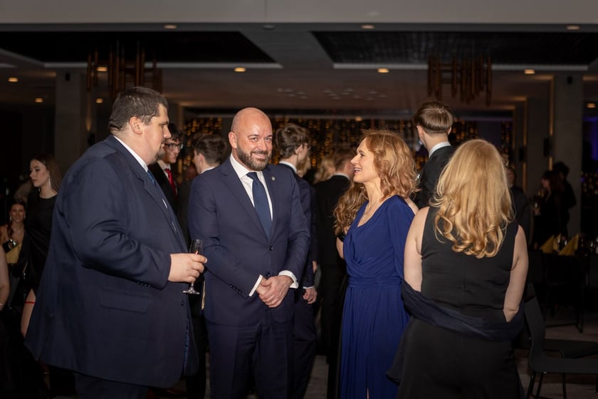 Studni&oacute;wka uczni&oacute;w&nbsp;klas maturalnych XIII LO im. Aleksandra Fredry we Wrocławiu