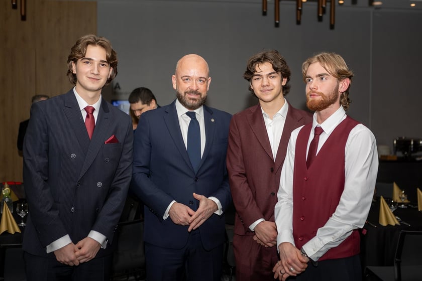 Studni&oacute;wka uczni&oacute;w&nbsp;klas maturalnych XIII LO im. Aleksandra Fredry we Wrocławiu