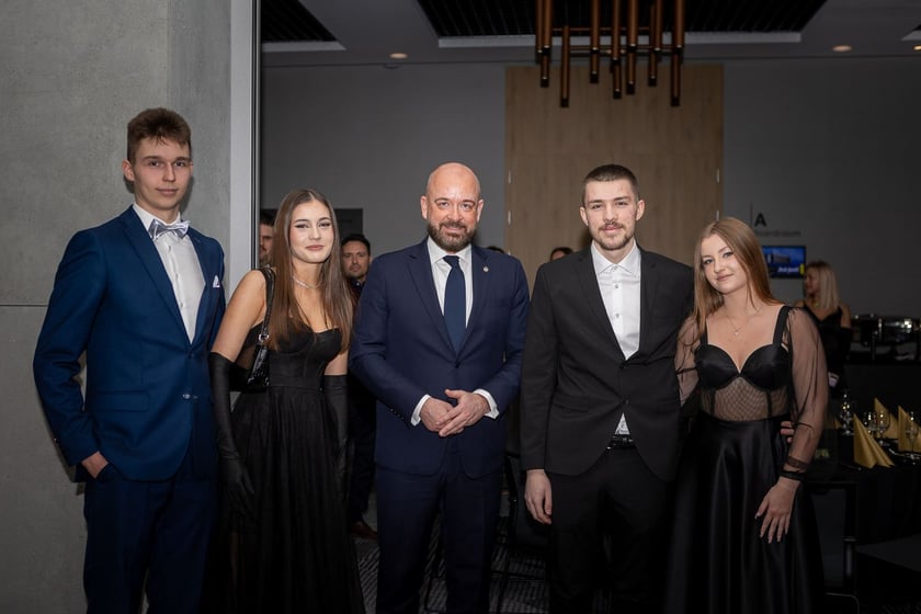 Studni&oacute;wka uczni&oacute;w&nbsp;klas maturalnych XIII LO im. Aleksandra Fredry we Wrocławiu