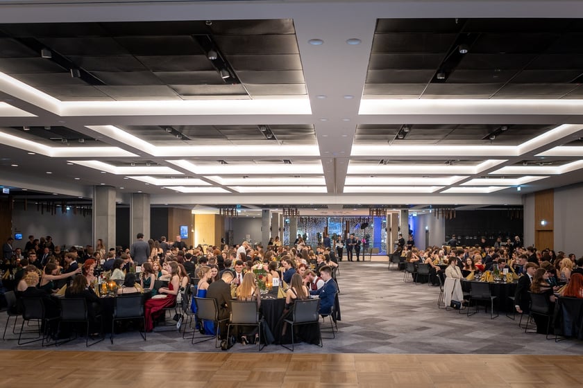 Studni&oacute;wka uczni&oacute;w&nbsp;klas maturalnych XIII LO im. Aleksandra Fredry we Wrocławiu