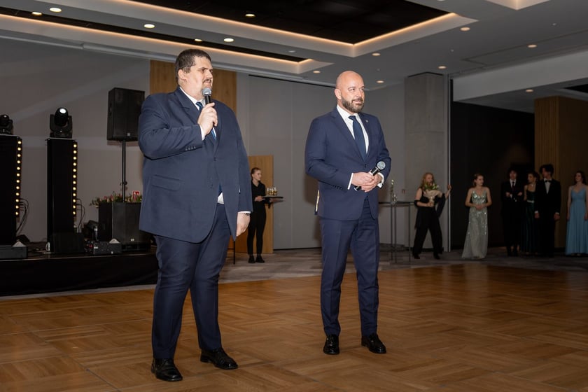 Studni&oacute;wka uczni&oacute;w&nbsp;klas maturalnych XIII LO im. Aleksandra Fredry we Wrocławiu