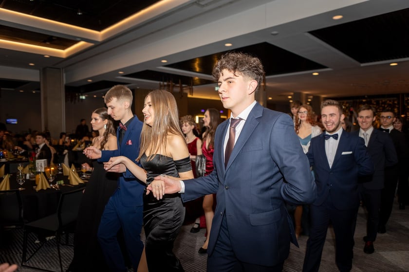 Studni&oacute;wka uczni&oacute;w&nbsp;klas maturalnych XIII LO im. Aleksandra Fredry we Wrocławiu