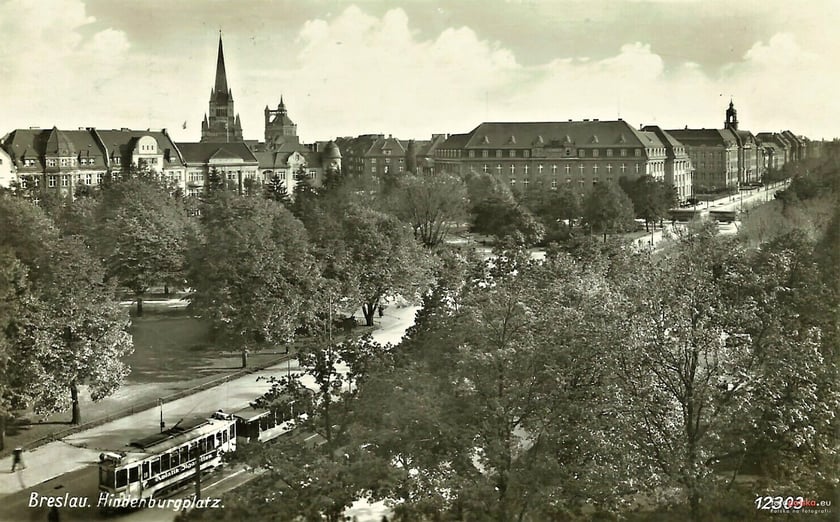 1937 , Obecny plac i ulica Powstańców Śląskich, tramwaj jedzie przez środek placu (a nie dookoła), zatem zdjęcie zrobione nie wcześniej niż w 1937