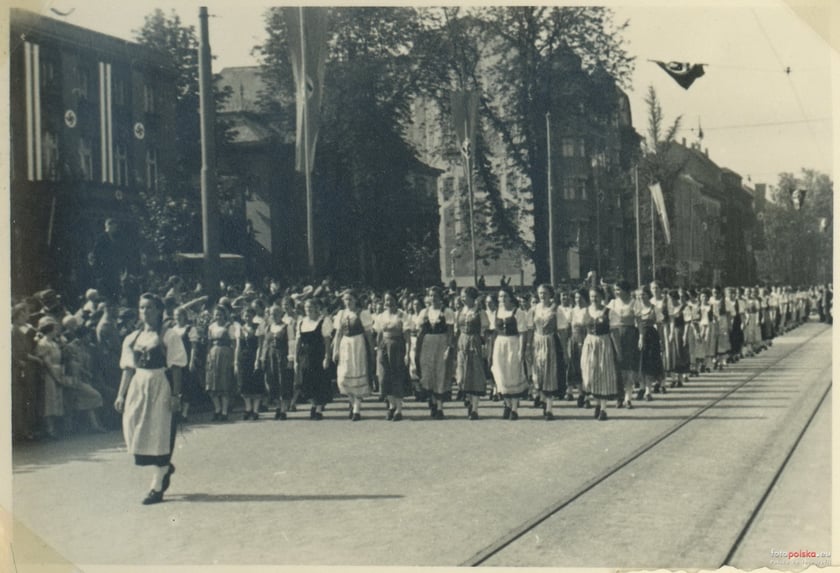 1937 , Ulica Powstańców Śląskich między Swobodną i Zaolziańską w czasie zjazdu śpiewaczego w 1937 roku.