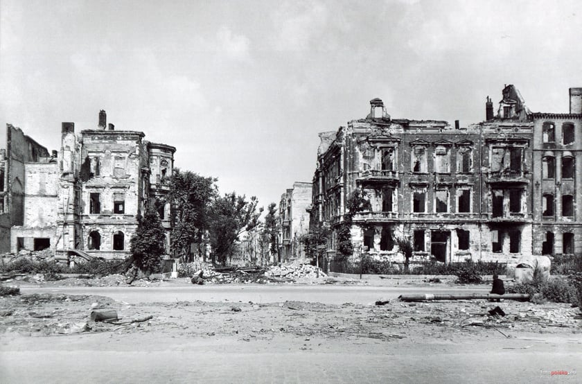 1945 , ulica Powstańców Śląskich widziana ze skrzyżowania z ulicą Radosną w kierunku centrum.