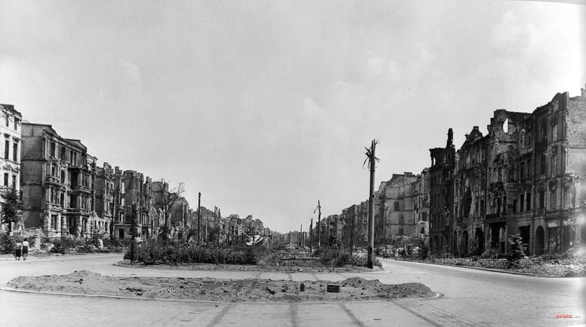 1945 , Skrzyżowanie ulicy Powstańców Śląskich z ulicą Lubuską.