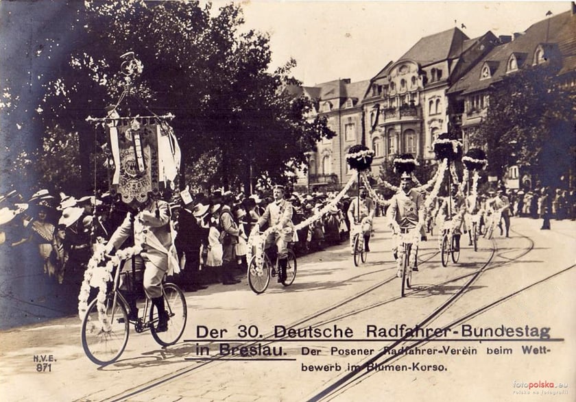 3 sierpnia 1913 , 30. Dni Niemieckiego Towarzystwa Cyklistów - członkowie poznańskiego Towarzystwa Cyklistów podczas parady z kwiatami na pl. Powstańców Śląskich. W tle widoczne kamienice nr 5, 7 i 9.