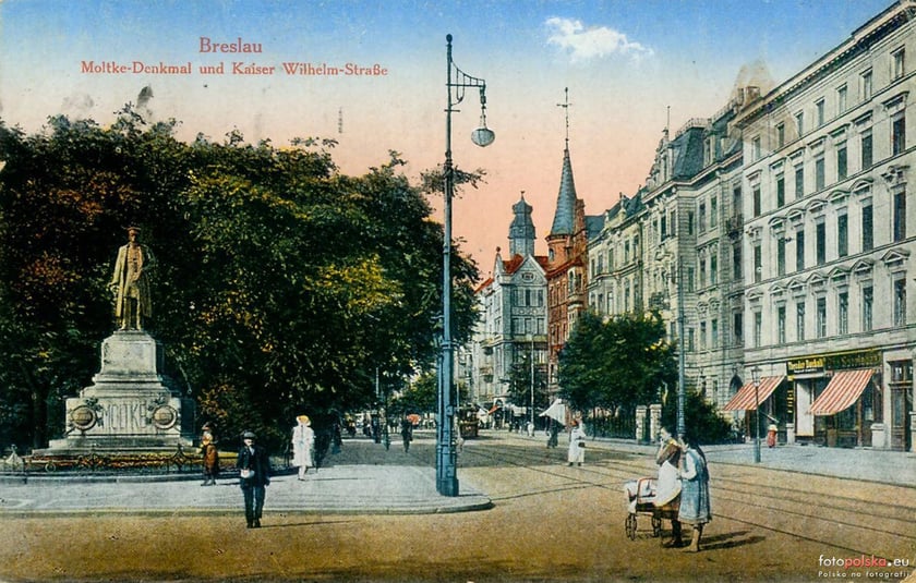 Lata 1910-1920 , Dawny pomnik Moltkego przy ulicy Powstańców Śląskich i dawna zabudowa tej ulicy.