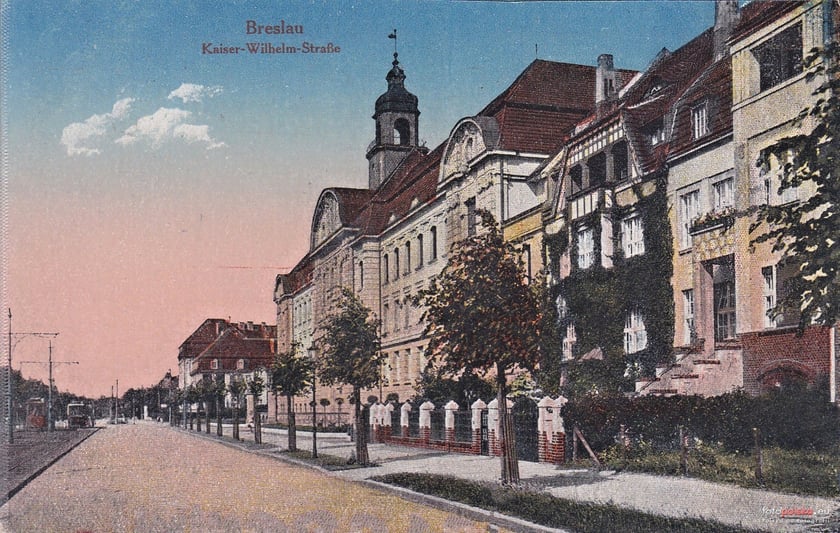 Lata 1915-1920 , ulica Powstańców Śląskich, widok w kierunku placu od południa.