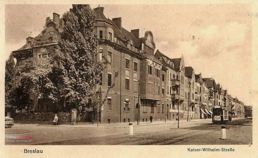 Lata 1920-1925 , ul. Powstańców Śląskich - widok na nieistniejącą obecnie zabudowę między ul. Sokolą a ul. Jastrzębią. Lata 20.