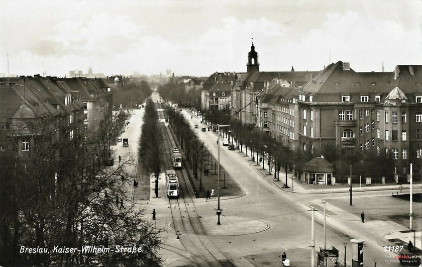 Lata 1935-1937 , ulica Powstańców Śląskich, skrzyżowanie z Hallera i Wiśniową.