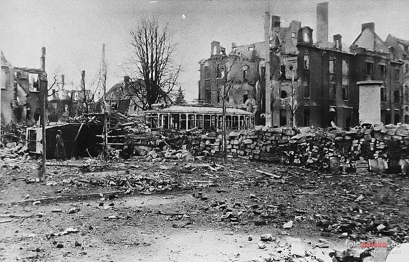 Lata 1945-1946 , ulica Powstańców Śląskich, skrzyżowanie z ul. Sokolą - widok w kierunku północnym.