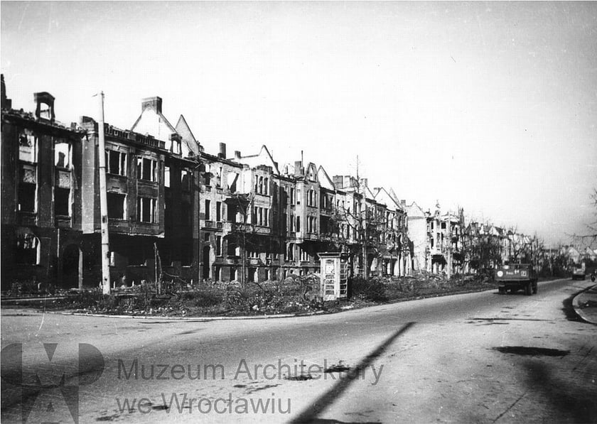 Lata 1945-1947 , Skrzyżowanie Powstańców Śląskich i Sokolej po uprzątnięciu barykad. Widok w stronę centrum.