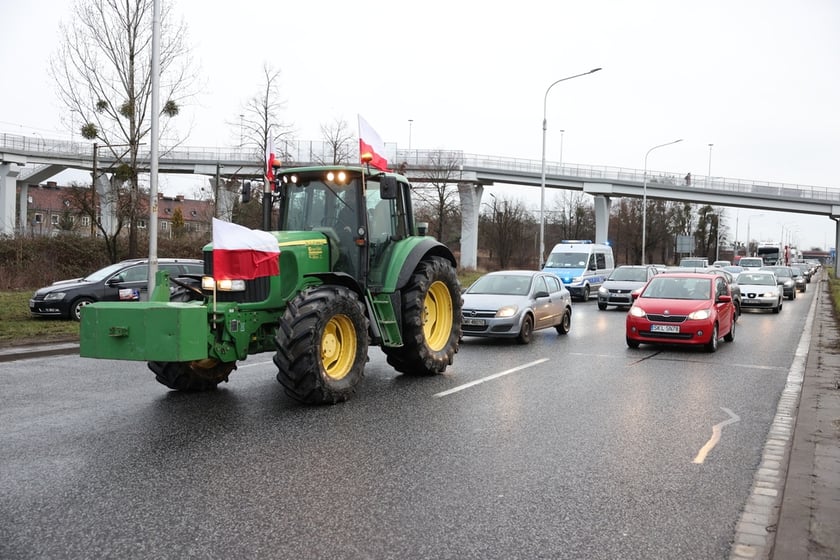 Rolnicy blokujący aleję Jana III Sobieskiego we Wrocławiu (poranek 12 lutego 2024)&nbsp;&nbsp;