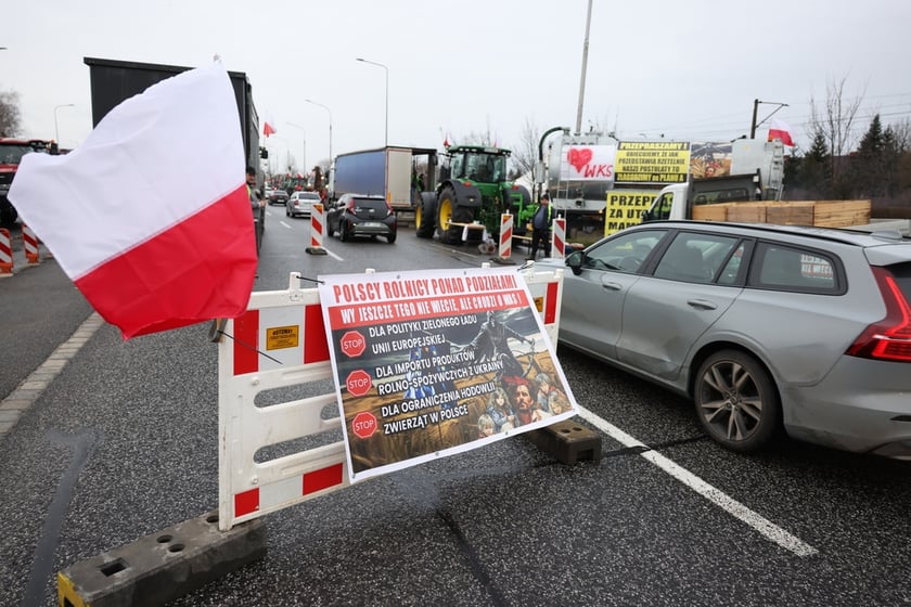 Rolnicy blokujący aleję Jana III Sobieskiego we Wrocławiu (poranek 12 lutego 2024)&nbsp;&nbsp;