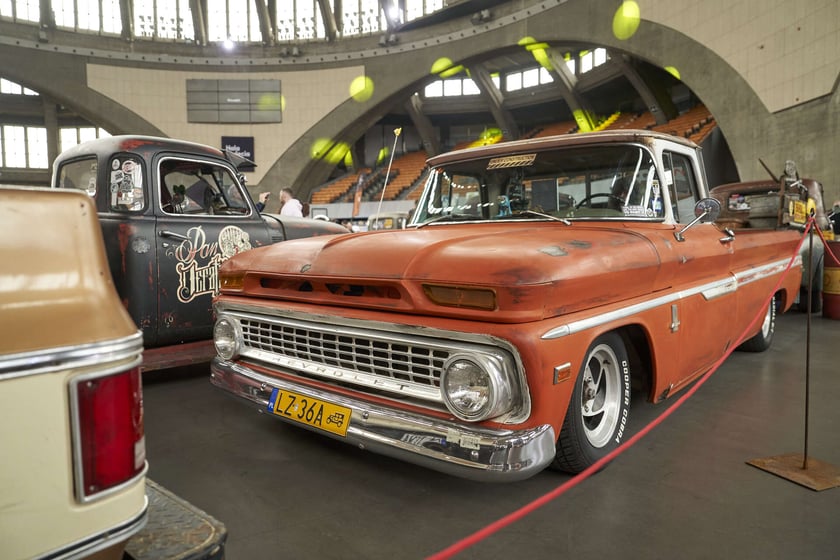 Kustomhead 2024 w Hali Stulecia - zabytkowe amerykańskie pojazdy we Wrocławiu