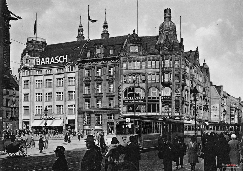 Pozbawieni fantazji zwolennicy czystej formy skłonili braci Barasch do modernizacji obiektu. Przebudowano wspaniałą fasadę dzieląc witrynę na mniejsze części. Zdemontowano piękny globus!&nbsp;