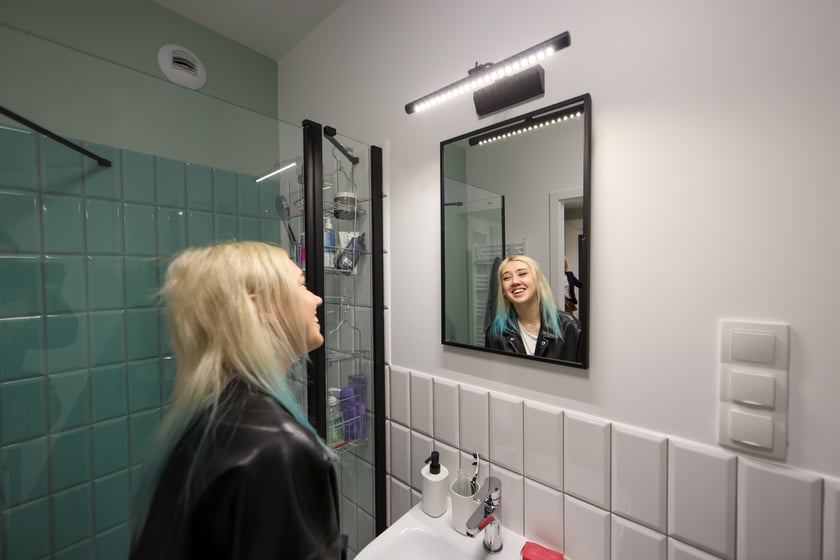 Młodzi ludzie wychowani w pieczy zastępczej wprowadzili się do mieszkań na wrocławskim Szczepinie