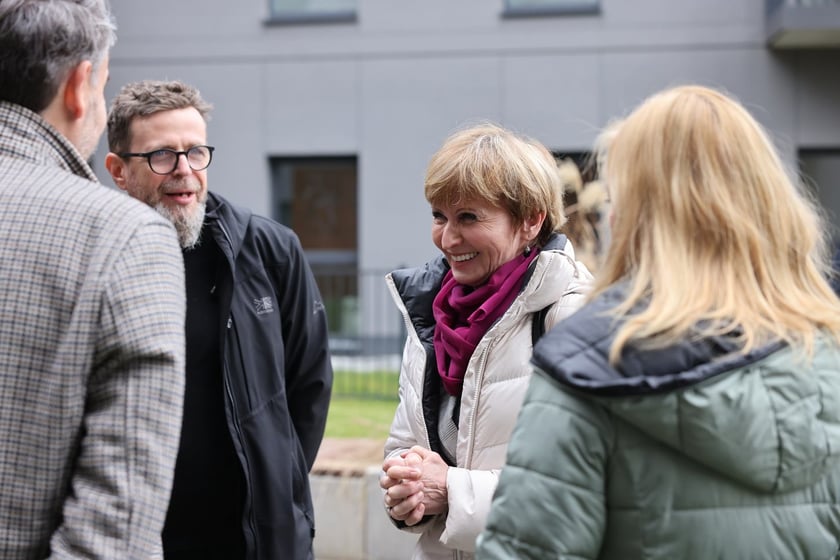 Młodzi ludzie wychowani w pieczy zastępczej wprowadzili się do mieszkań na wrocławskim Szczepinie
