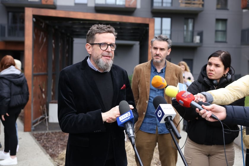 Młodzi ludzie wychowani w pieczy zastępczej wprowadzili się do mieszkań na wrocławskim Szczepinie