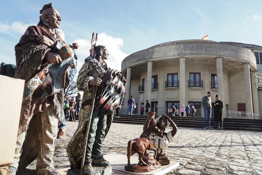 Figury Indian na jednym ze stoisk. Giełda staroci pod Iglicą 24 lutego