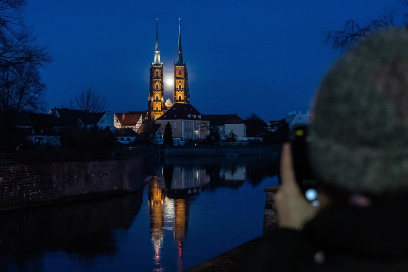 Pełnia Śnieżnego Księżyca 24 lutego we Wrocławiu
