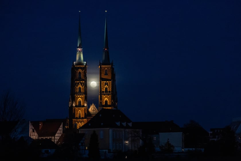 Pełnia Śnieżnego Księżyca 24 lutego we Wrocławiu