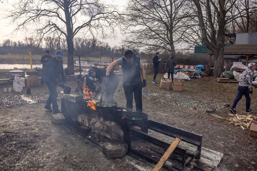 Wolontariusze z wrocławskiej grupy Foreign Front produkują dla ukraińskiej armii drony i świece okopowe. Wrocław, 25.02.2024