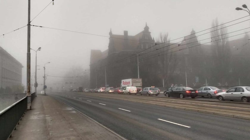 Wrocław osnuty poranną mgłą.