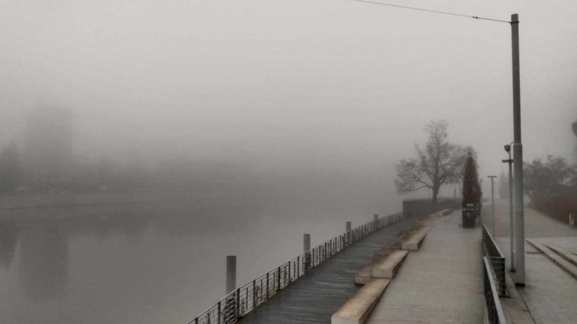 Wrocław osnuty poranną mgłą.