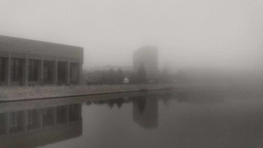 Wrocław osnuty poranną mgłą.