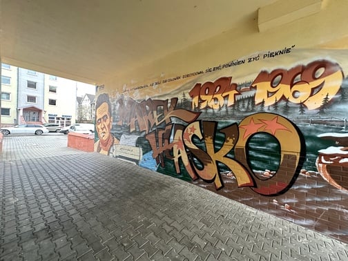 Mural Marka Hłaski przy ulicy, kt&oacute;rej jest patronem