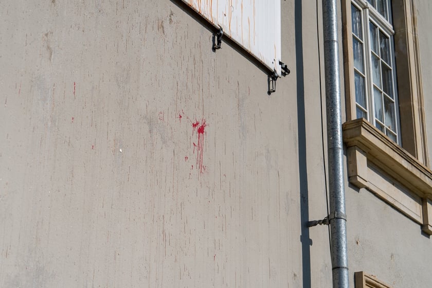 Uszkodzenia budynku Urzędu Wojewódzkiego po demonstracji rolników