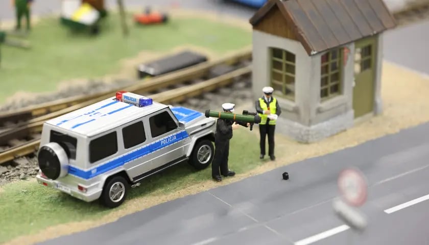 Policjanci z granatnikiem. Aluzja do słynnego incydentu w Komendzie Głównej Policji