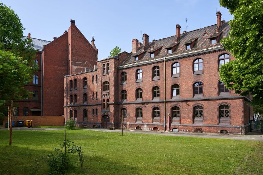 Dawny dom pomocy społecznej i dawny akademik Wagant na Ołbinie