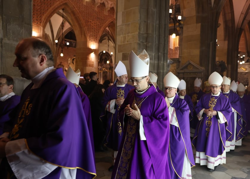 Uroczystości pogrzebowe arcybiskupa Mariana Gołębiewskiego w katedrze na Ostrowie Tumskim we Wrocławiu