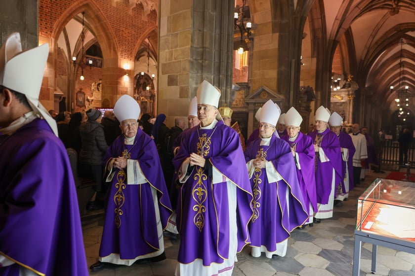 Uroczystości pogrzebowe arcybiskupa Mariana Gołębiewskiego w katedrze na Ostrowie Tumskim we Wrocławiu