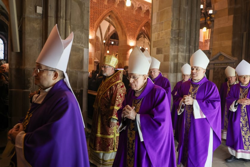 Uroczystości pogrzebowe arcybiskupa Mariana Gołębiewskiego w katedrze na Ostrowie Tumskim we Wrocławiu
